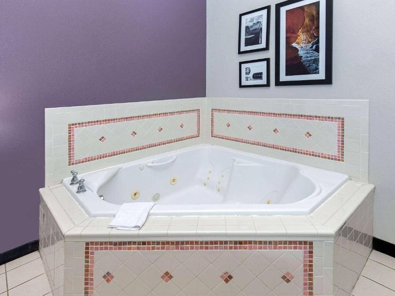 ラ キンタ イン & スイーツ バイ ウィンダム ボーリング グリーン (La Quinta Inn & Suites by Wyndham Bowling Green)の写真