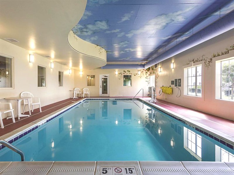 ラ キンタ イン & スイーツ バイ ウィンダム ボーリング グリーン (La Quinta Inn & Suites by Wyndham Bowling Green)の写真