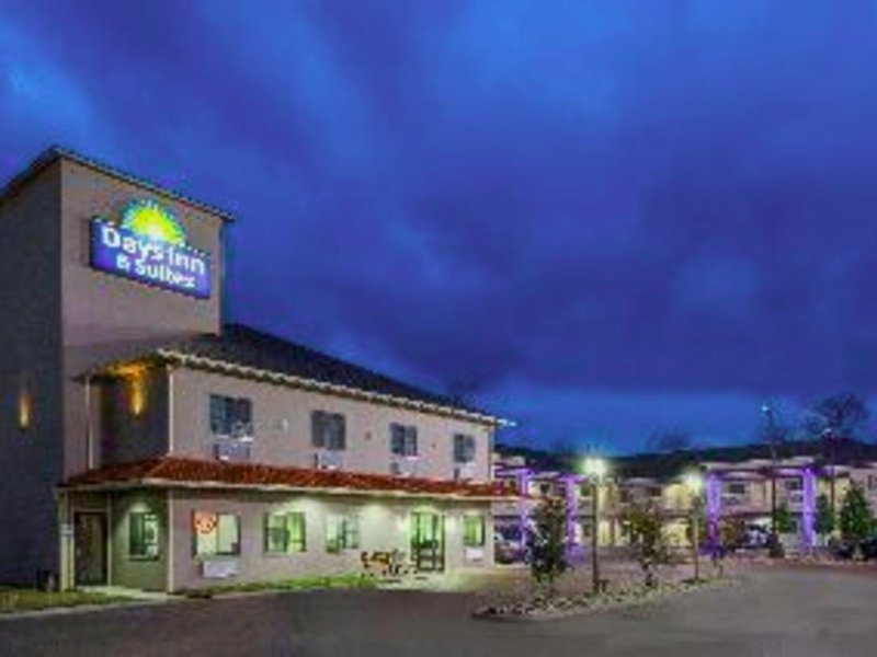 Days Inn & Suites Madisonvilleの写真