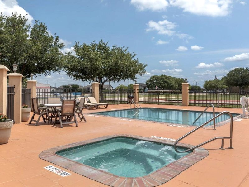 ベストウェスタン バストロップ パインズ イン (Best Western Bastrop Pines Inn)の写真
