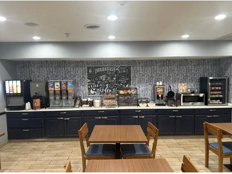 AmericInn by Wyndham Galesburgの写真