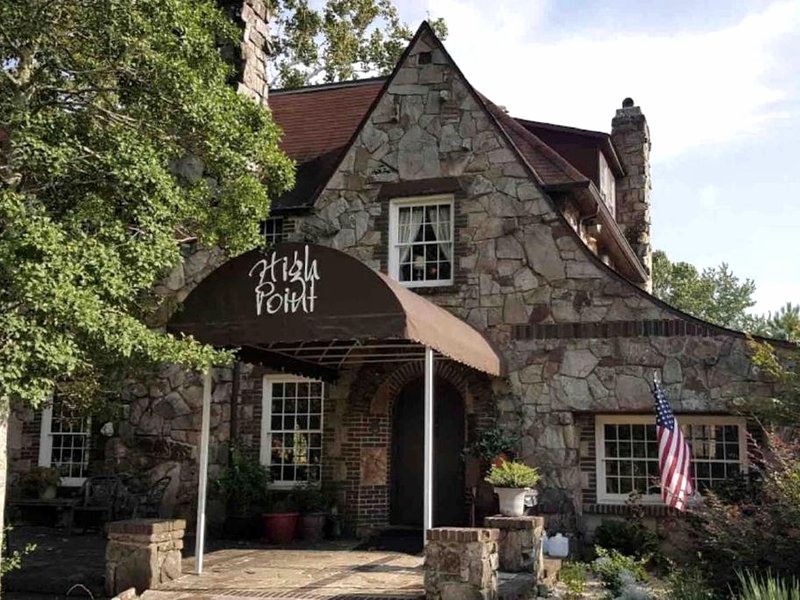 Glorious Cabin with Stunning Sights in Monteagle, Tennesseeの写真