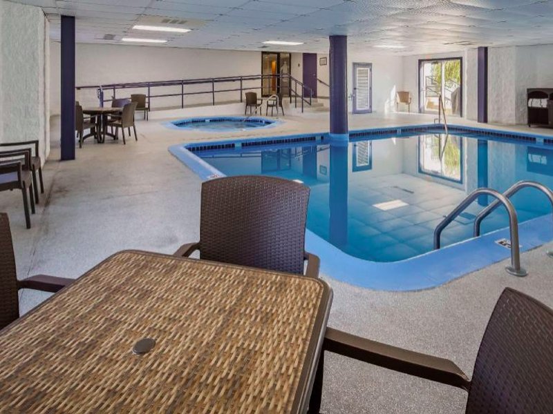 Charlevoix Inn & Suites SureStay Collection by Best Westernの写真