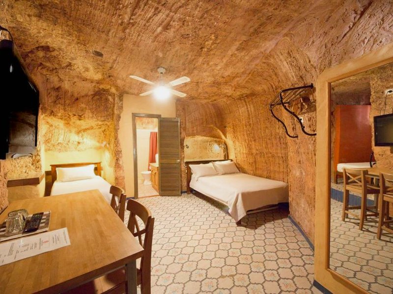 ザ アンダーグラウンド モーテル (The Underground Motel)の写真