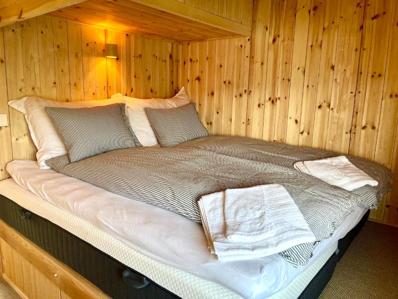 Architect designed sleeping box in barnの写真