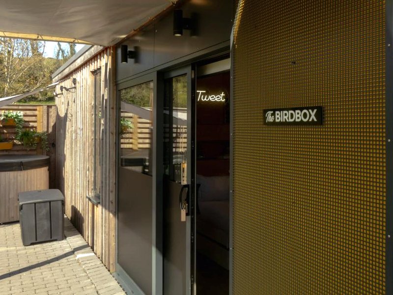 The Birdbox - Unique Hot Tub Cabin in Millportの写真