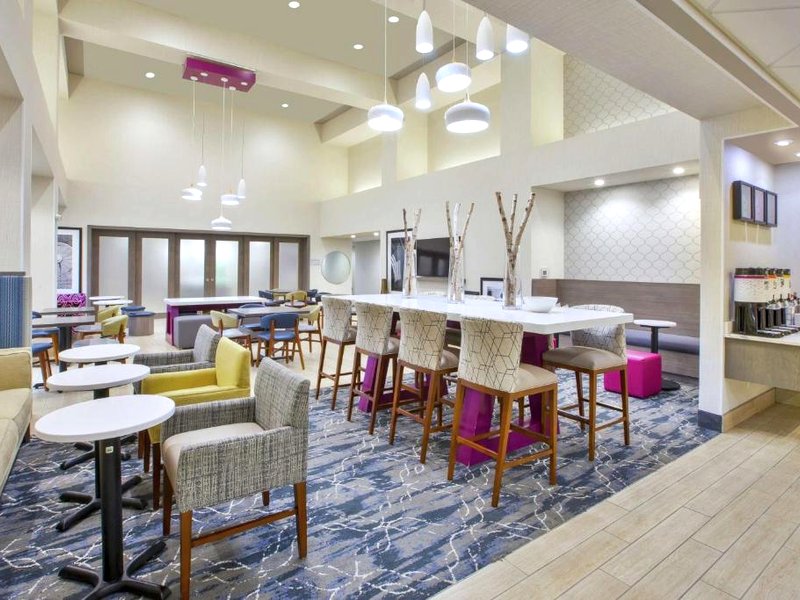 Hampton Inn & Suites Cleveland/Oakwood Villageの写真