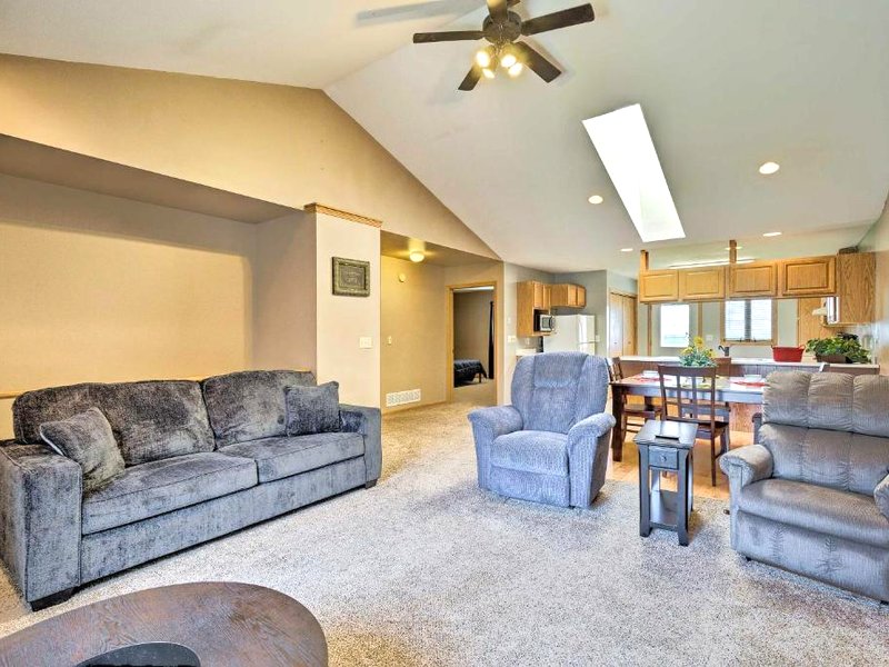 Elwood Townhome with Patio - 7 Mi to Johnson Lakeの写真