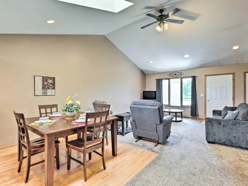 Elwood Townhome with Patio - 7 Mi to Johnson Lakeの写真
