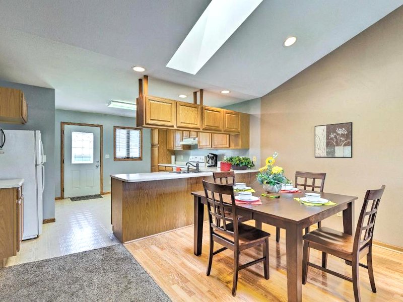 Elwood Townhome with Patio - 7 Mi to Johnson Lakeの写真