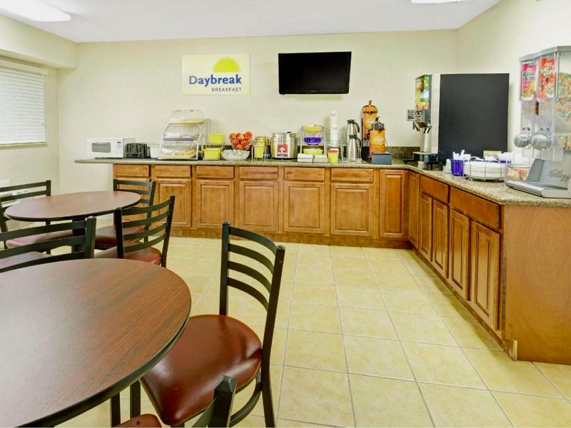 デイズ イン バイ ウィンダム オーバーランド パーク (Days Inn by Wyndham Overland Park)の写真