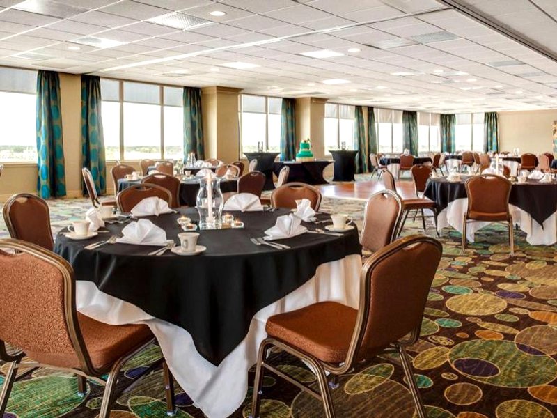 Holiday Inn Hotel & Suites Overland Park-West By IHGの写真