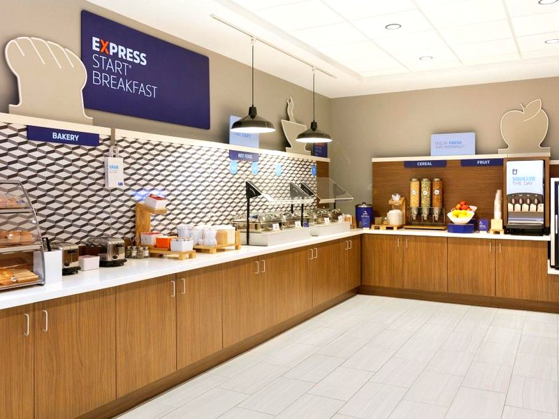 Holiday Inn Express & Suites Muncie Northwest By IHGの写真