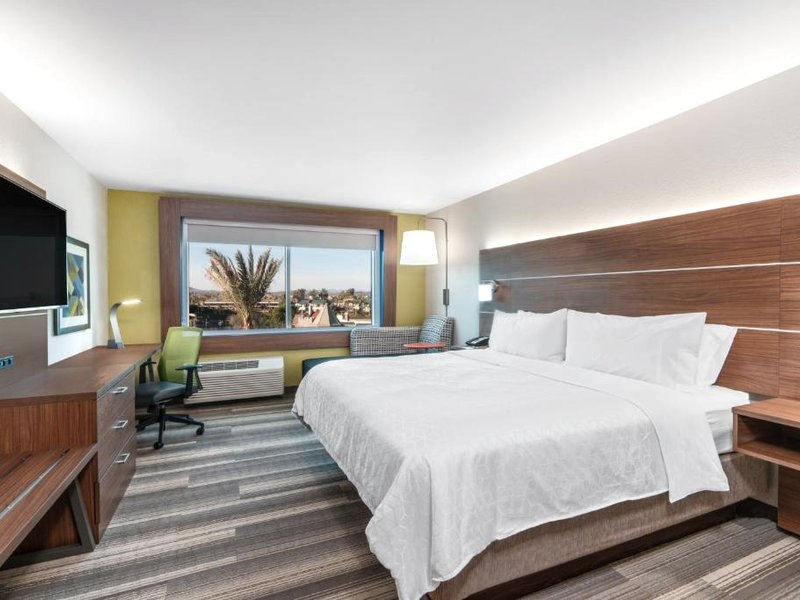 Holiday Inn Express and Suites Lake Havasu London Bridge By IHGの写真