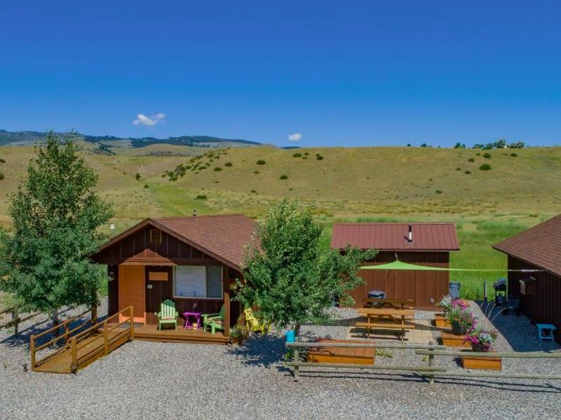 Emigrant Cabinsの写真