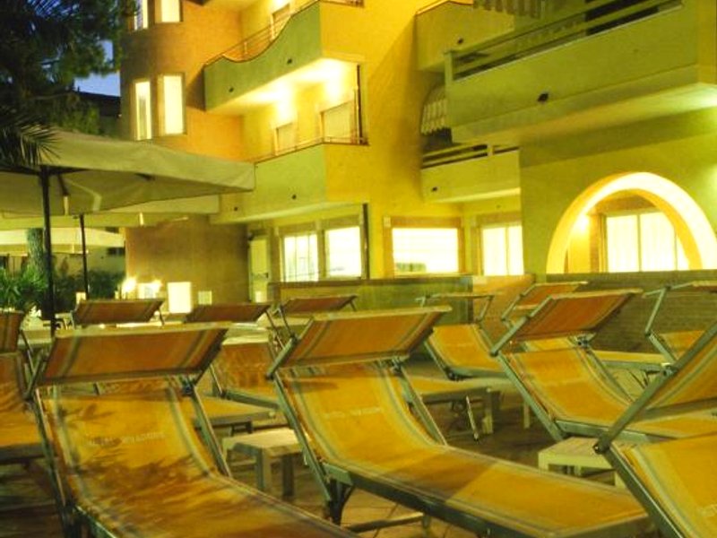 Hotel Rivadoro-Spiaggia ombrellone e lettini-Piscina-Parcheggioの写真