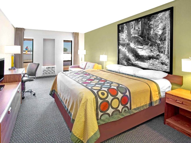 Super 8 By Wyndham Windsor/Madison Northの写真