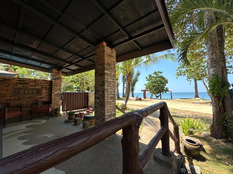 ビーチ バンガロー アット ランタ リゾート (Beach Bungalow at Lanta Resort )の写真