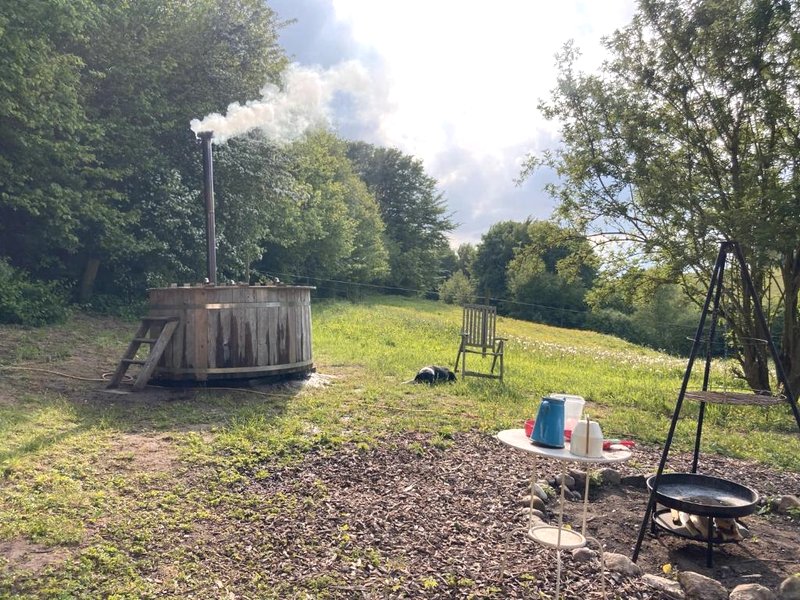 Glamping with outdoor wood-fired hot tubの写真