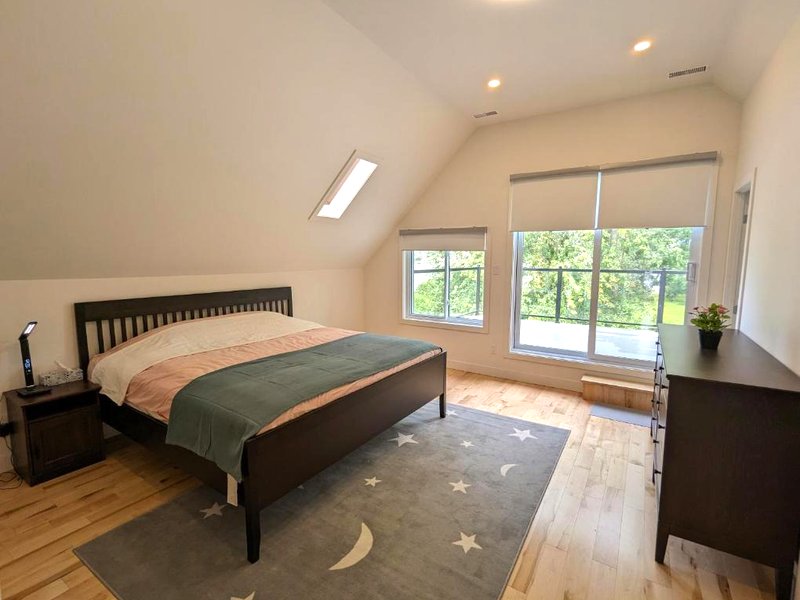 Impeccable, modern, river view, renovated cottageの写真