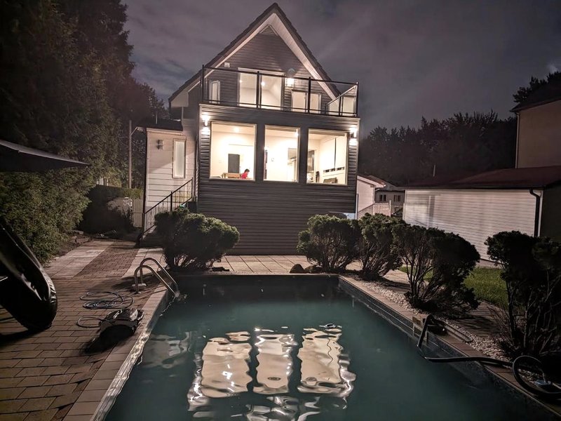 Impeccable, modern, river view, renovated cottageの写真