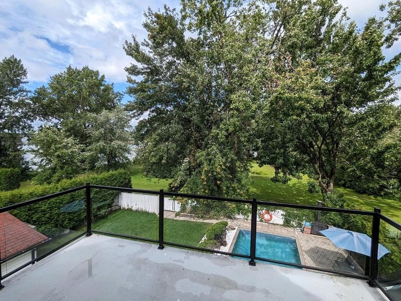 Impeccable, modern, river view, renovated cottageの写真