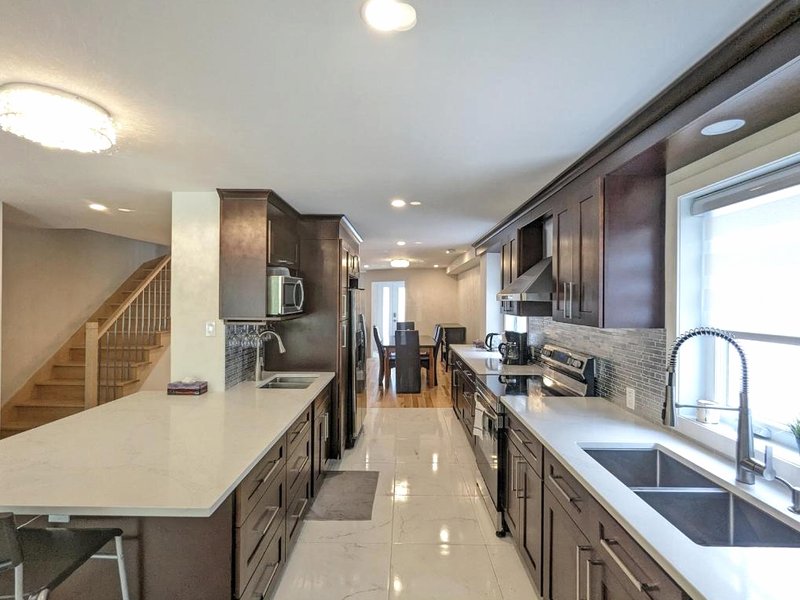 Impeccable, modern, river view, renovated cottageの写真