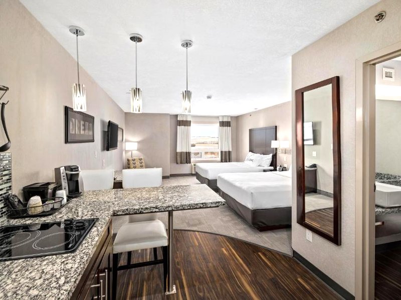 Home Inn & Suites - Swift Currentの写真