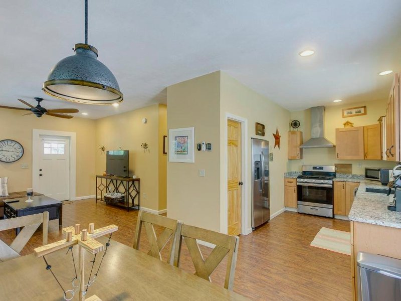 Charming Darien Hideaway with Porch, Near Downtown!の写真