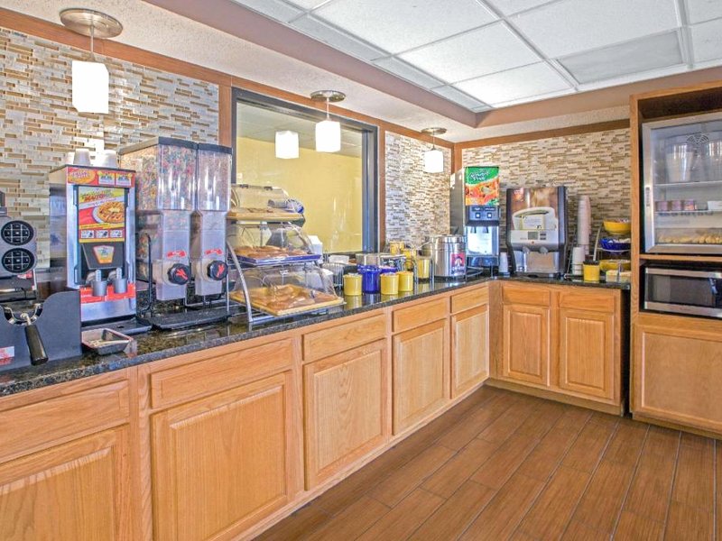 デイズ イン バイ ウィンダム ヒルズデール (Days Inn by Wyndham Hillsdale)の写真