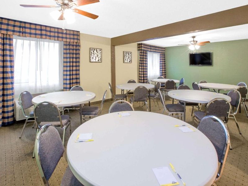 デイズ イン バイ ウィンダム ヒルズデール (Days Inn by Wyndham Hillsdale)の写真