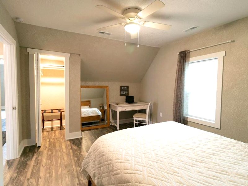 Spacious Rustic Downtown Market St 1 Bedroom Apt, Sleeps Up to 5, Steps to Honeywell & Eagles Theatrの写真