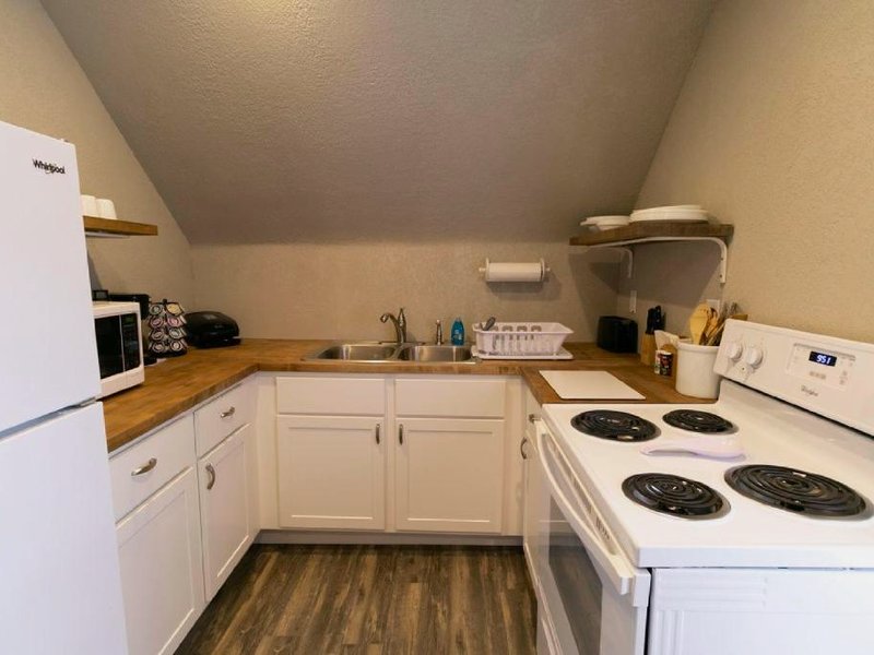 Spacious Rustic Downtown Market St 1 Bedroom Apt, Sleeps Up to 5, Steps to Honeywell & Eagles Theatrの写真