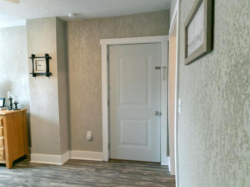 Spacious Rustic Downtown Market St 1 Bedroom Apt, Sleeps Up to 5, Steps to Honeywell & Eagles Theatrの写真