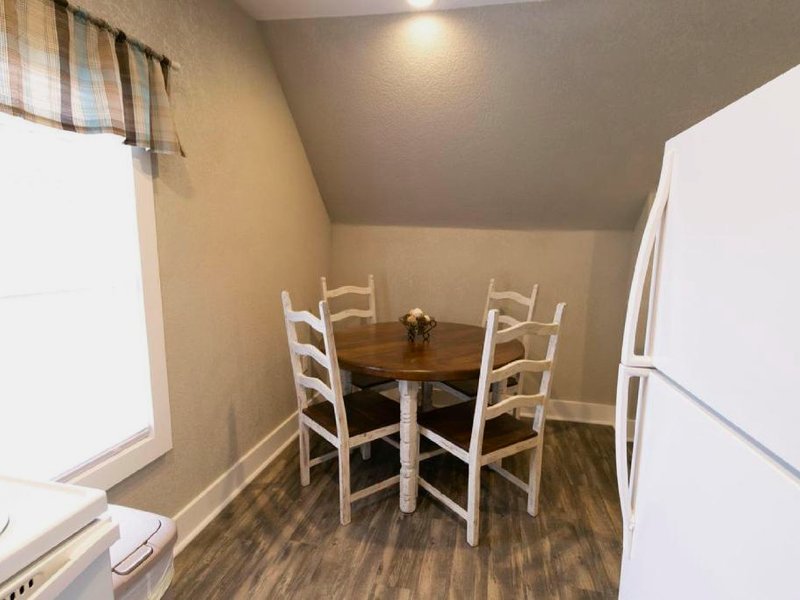 Spacious Rustic Downtown Market St 1 Bedroom Apt, Sleeps Up to 5, Steps to Honeywell & Eagles Theatrの写真