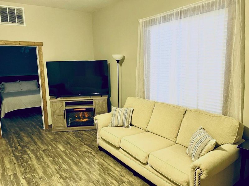 Modern Farmhouse 3 Bed, 2 Bath Apartment, Sleeps 7, Lots of Space, Steps to Downtown, Honeywell & Eaの写真