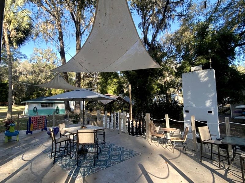 Amazing Cottage Surrounded by Trees in Dunnellon, Floridaの写真