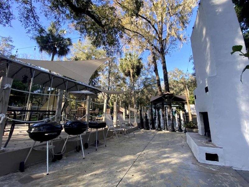 Amazing Cottage Surrounded by Trees in Dunnellon, Floridaの写真
