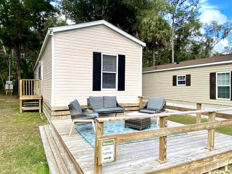 Amazing Cottage Surrounded by Trees in Dunnellon, Floridaの写真