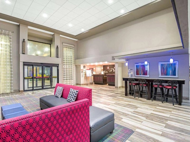 ラ キンタ イン & スイーツ バイ ウィンダム デニソン - ノース レイク テクソマ (La Quinta Inn & Suites by Wyndham Denison - N. Lake Texoma)の写真