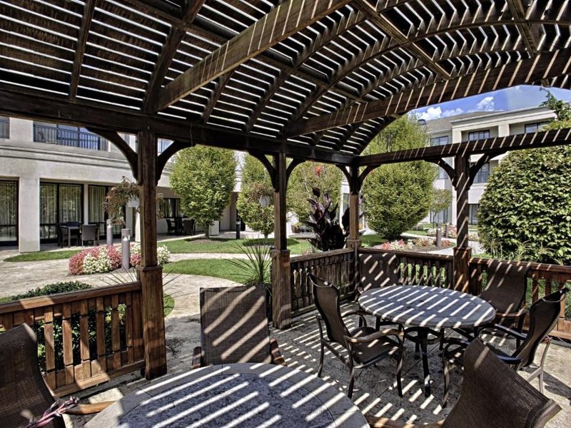 コートヤード ウォール アット モンマス ショアズ コーポレート パーク (Courtyard Wall at Monmouth Shores Corporate Park)の写真