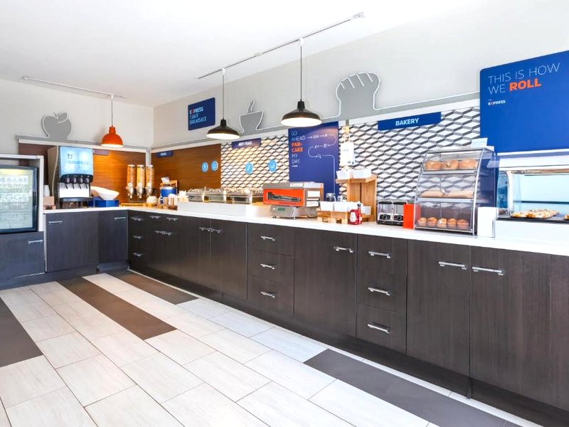 ホリデイ イン エクスプレス アンド スイーツ スリー リバーズ バイ IHG (Holiday Inn Express and Suites Three Rivers By IHG)の写真