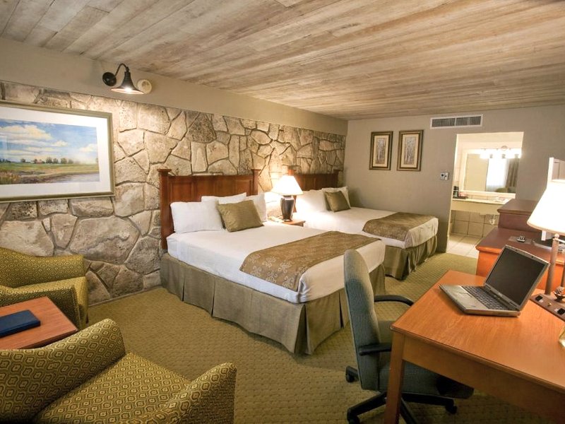 イン オブ ザ ヒルズ ホテル アンド カンファレンス センター (Inn of the Hills Hotel and Conference Center)の写真
