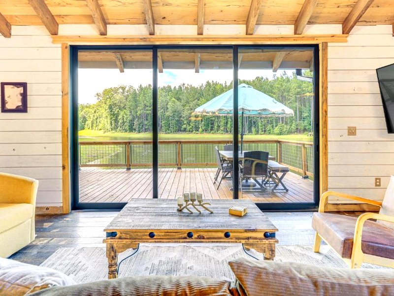 Upscale Cabin Comfort in Thomaston with 2 Decks!の写真