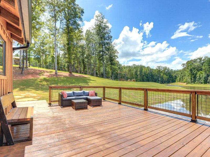 Upscale Cabin Comfort in Thomaston with 2 Decks!の写真