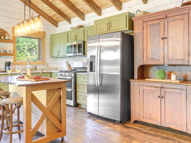 Upscale Cabin Comfort in Thomaston with 2 Decks!の写真