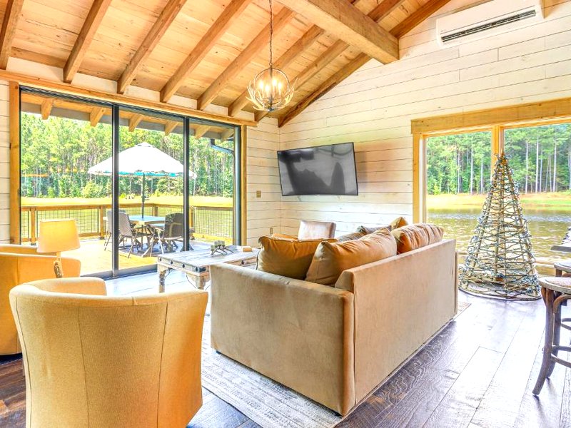 Upscale Cabin Comfort in Thomaston with 2 Decks!の写真