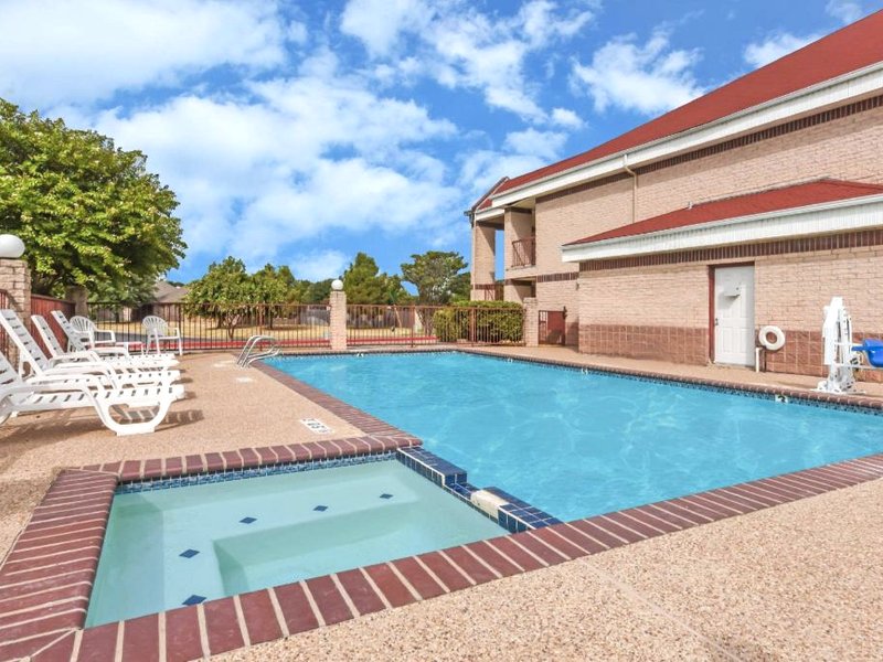 デイズ イン バイ ウィンダム グランベリー (Days Inn by Wyndham Granbury)の写真