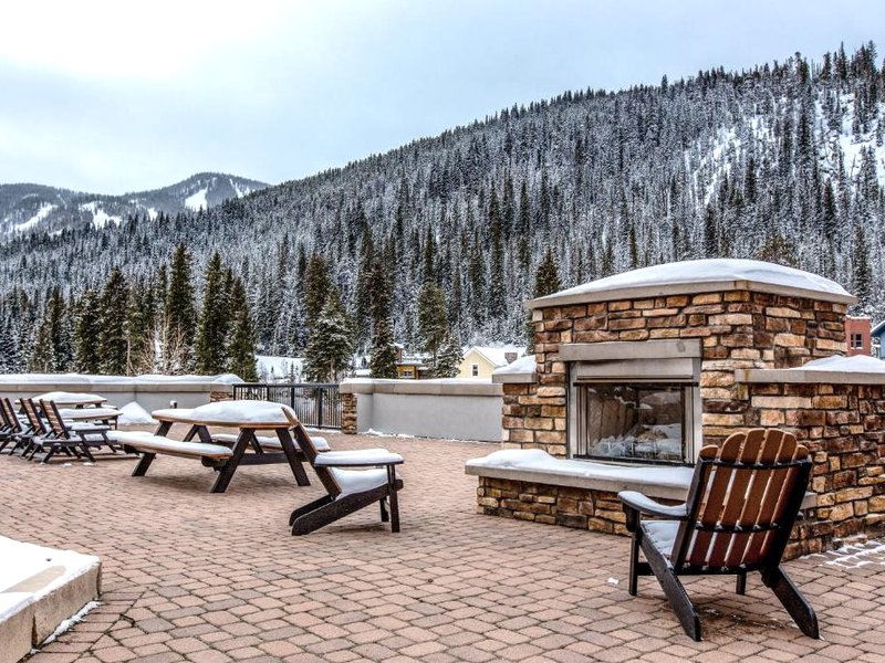 Ski-In Ski-Out Modern Mountain Condoの写真