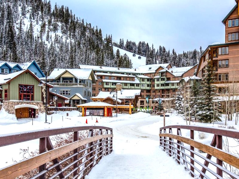 Ski-In Ski-Out Modern Mountain Condoの写真